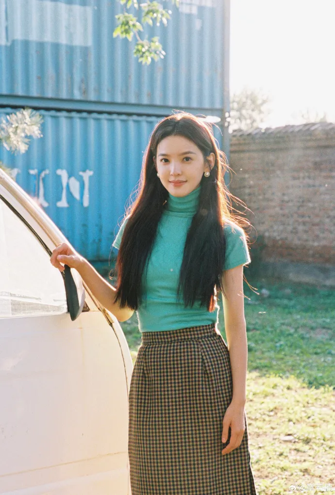 Temukan pesona alami dalam Potret Cantik Zhang Ruonan (credit:weibo)