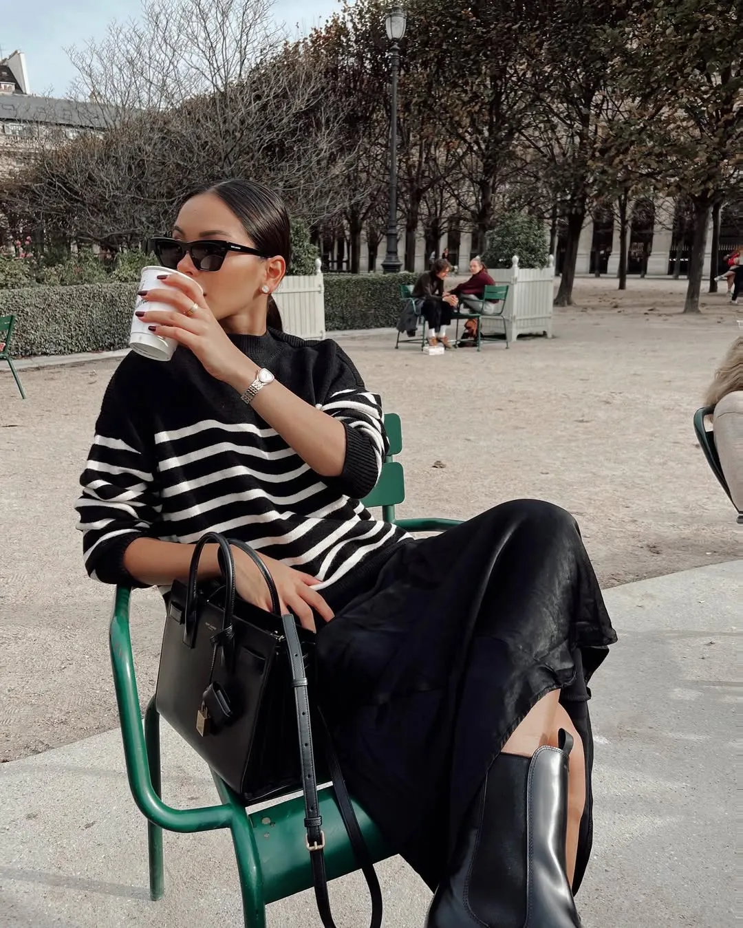 Gaya Santai dengan Sentuhan Elegan: Stripe Sweater di Taman