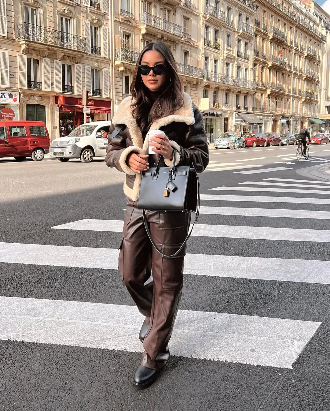 Tampil Fashionable dengan Jaket Fur dan Pants Kulit