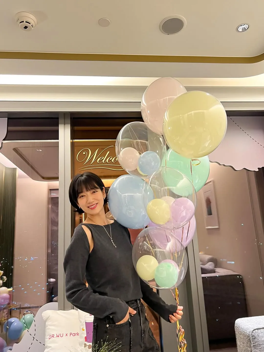 Pose Imut dengan Dekorasi Balon