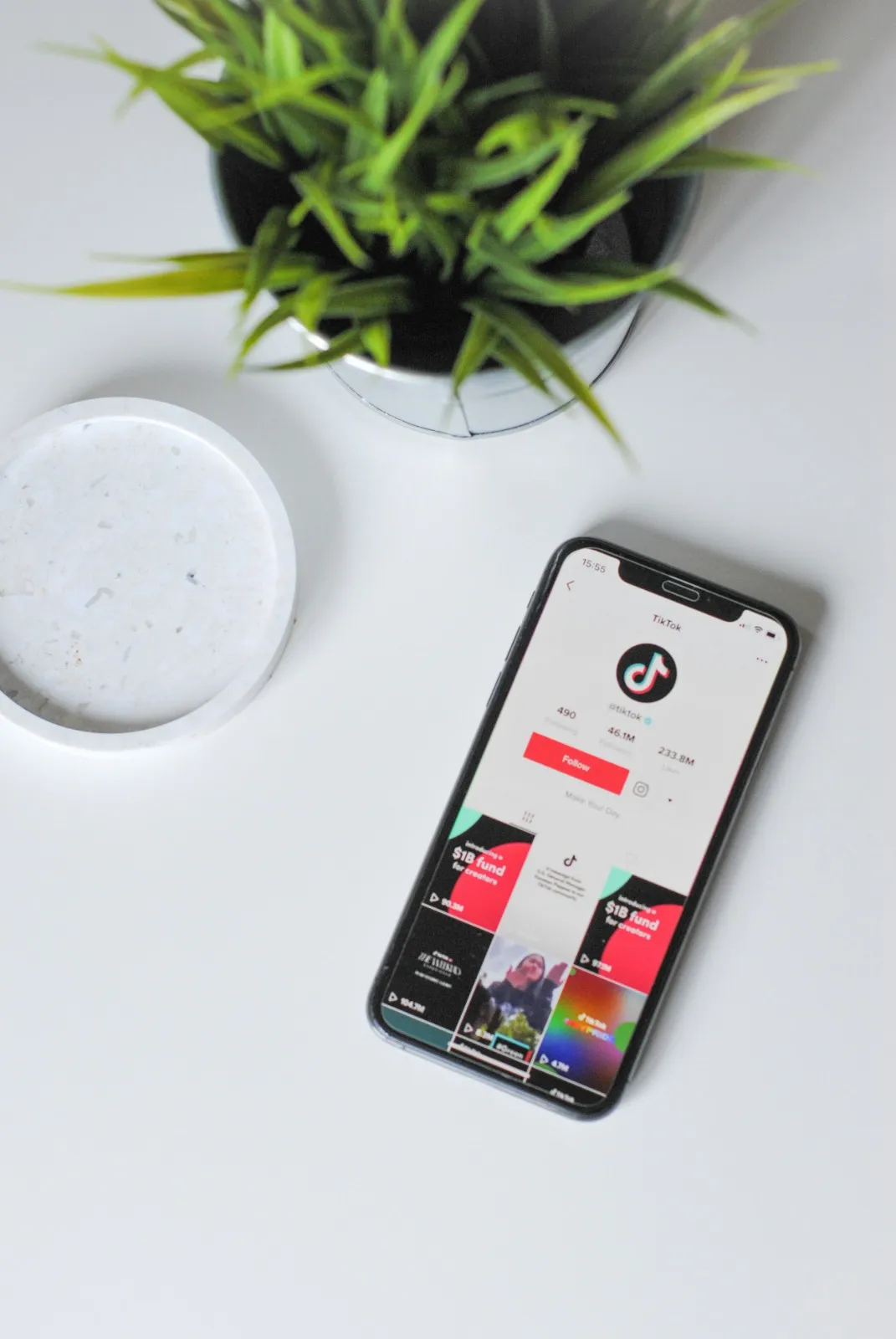 Halaman profil akun TikTok (credit: unsplash)