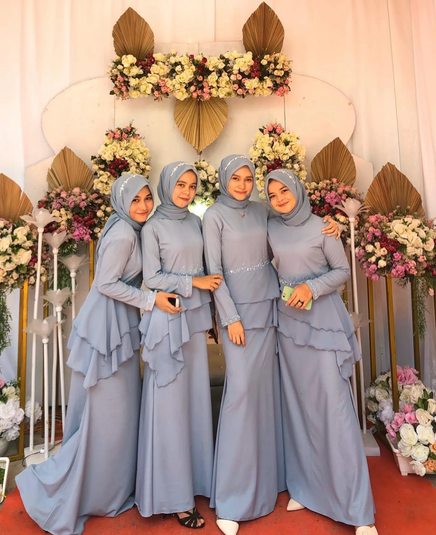 Gaya Elegan Modern dengan Wara Biru (credit: instagram/novarizki17)