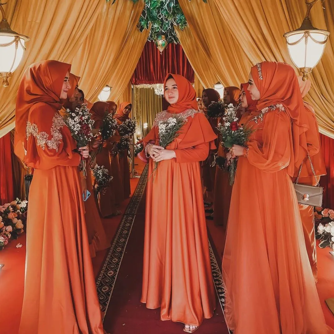 Gaya Stunning dan Anggun dengan Warna Oranye (credit: instagram/zsalsaldi)