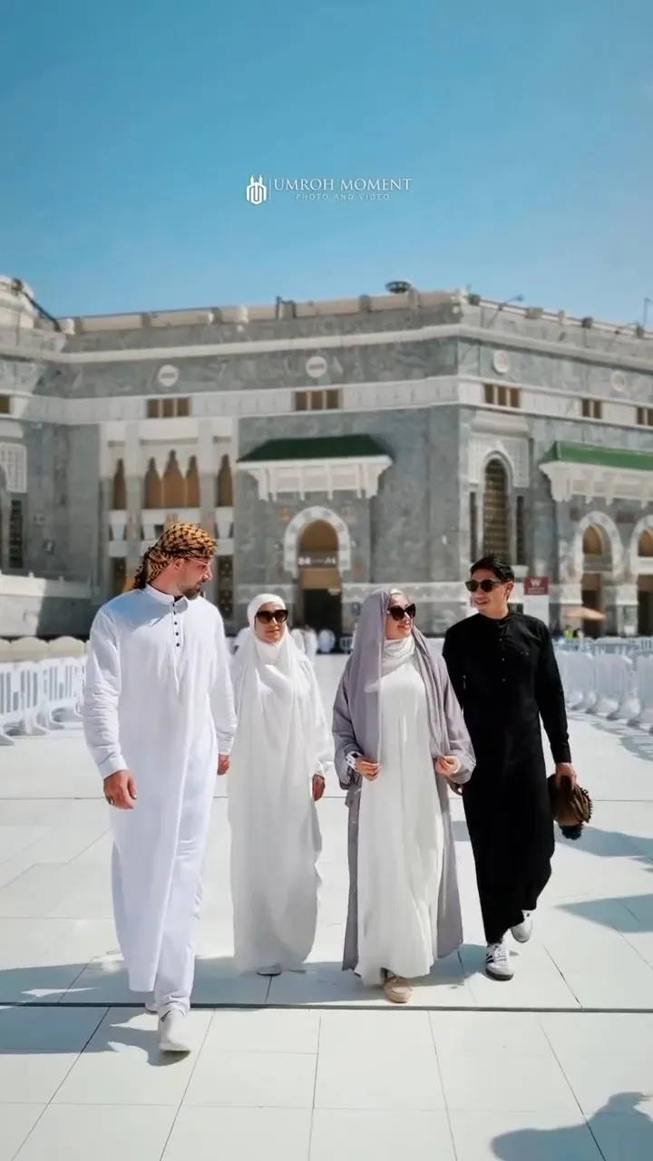 Momen Hangat Sarah Azhari Bersama Keluarga