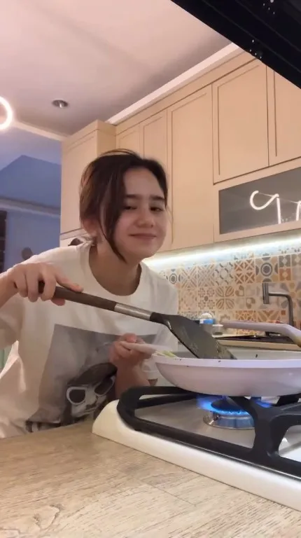 Tissa Biani Masak Rawon Sendiri (Credit: Instagram/tissabiani)