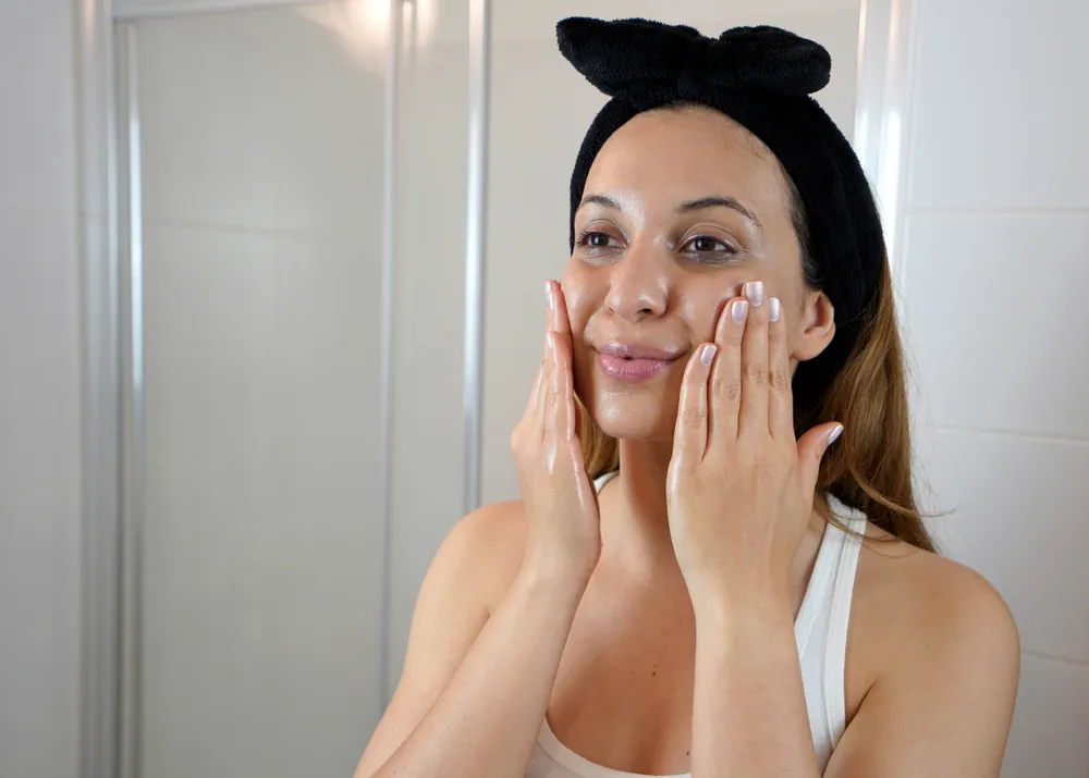 Ilustrasi cleansing oil. (c) sergio_pulp/Depositphotos.com