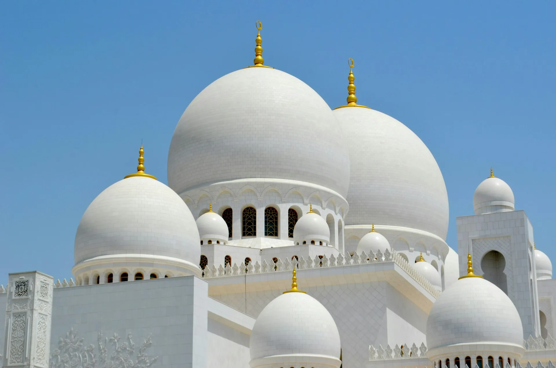 Potret masjid putih (credit: Unsplash)