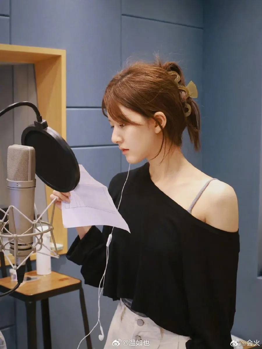 Zhao Lusi saat rekaman untuk OST dramanya - copyright: mydramalist