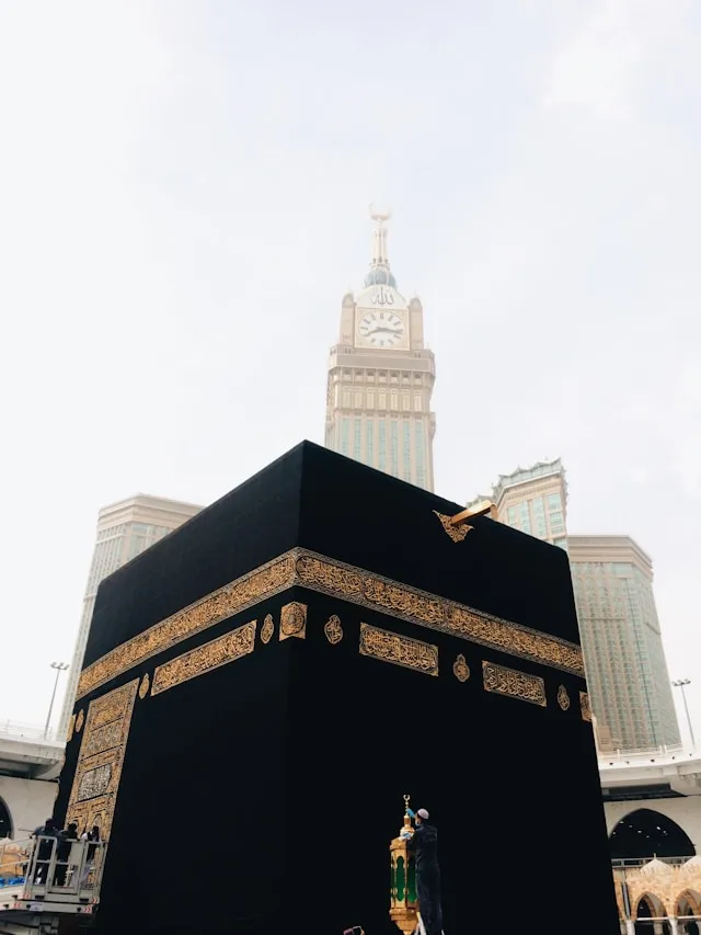 Hal yang Perlu Diketahui tentang Kondisi Fisik Hajar Aswad Saat Ini (c)  unsplash.com