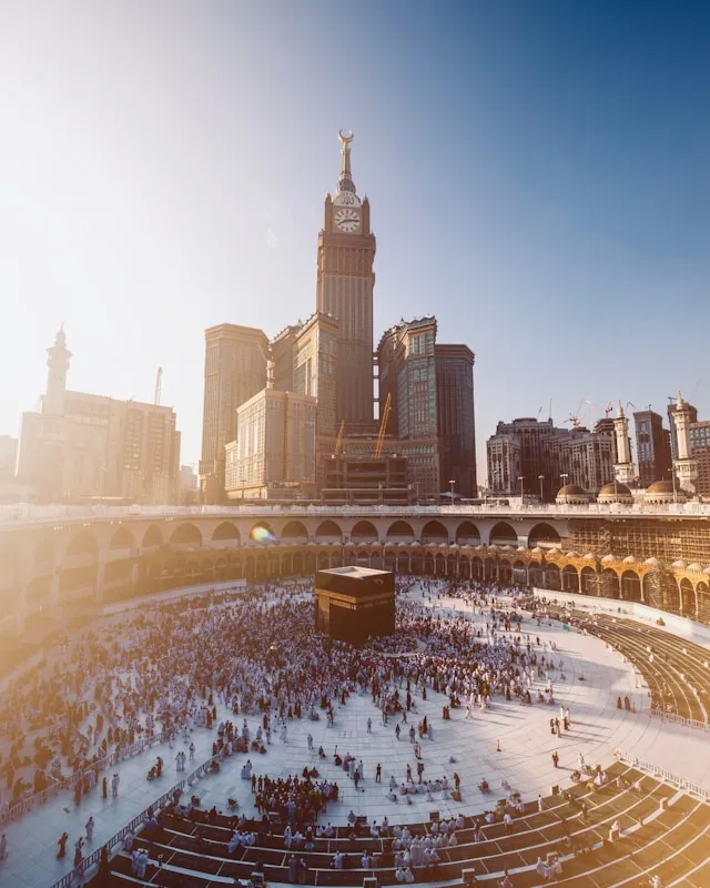 Cara Agar Bisa Menyentuh Hajar Aswad dengan Memahami Isyarat Petugas Askar (c) unsplash.com