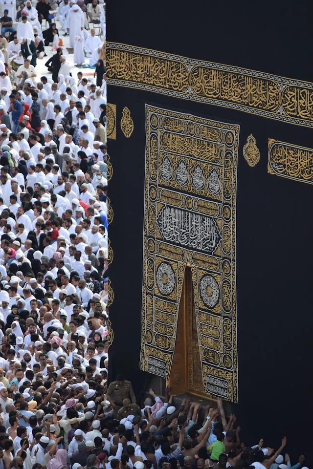 Keutamaan Menyentuh Hajar Aswad dalam Islam (c) unsplash.com