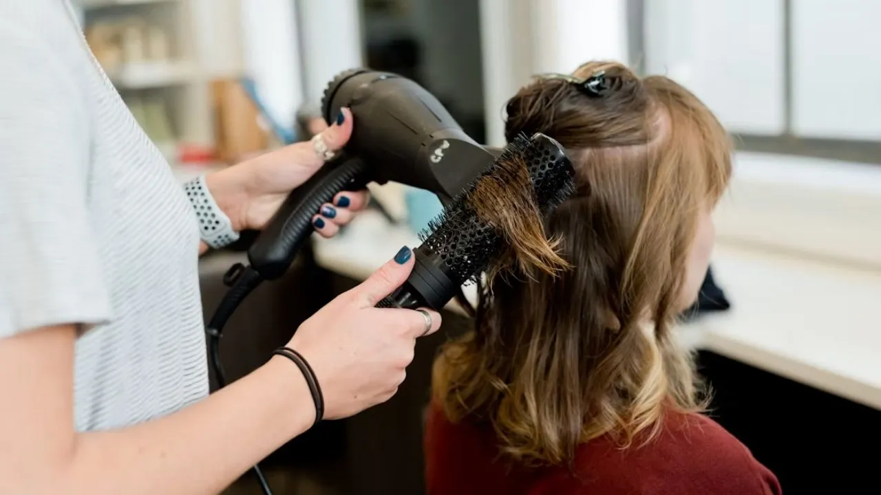 Ilustrasi Mengeringkan Rambut/Photo by Andrzej Gdula on Unsplash