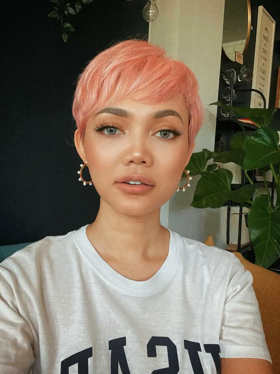 Rina Nose tampil centil dengan rambut pendek berwarna pink (c) instagram/@rinanose16
