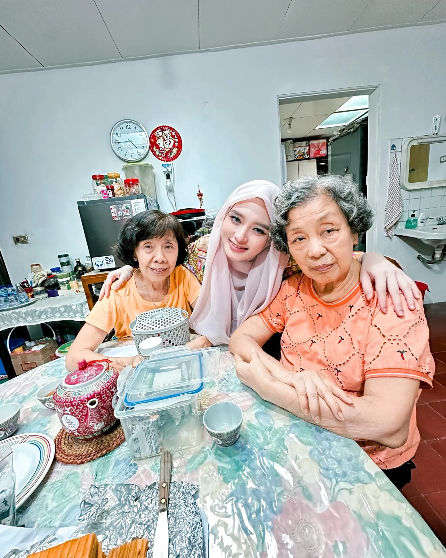 Ruang Makan Hangat dengan Dekorasi Imlek Minimalis