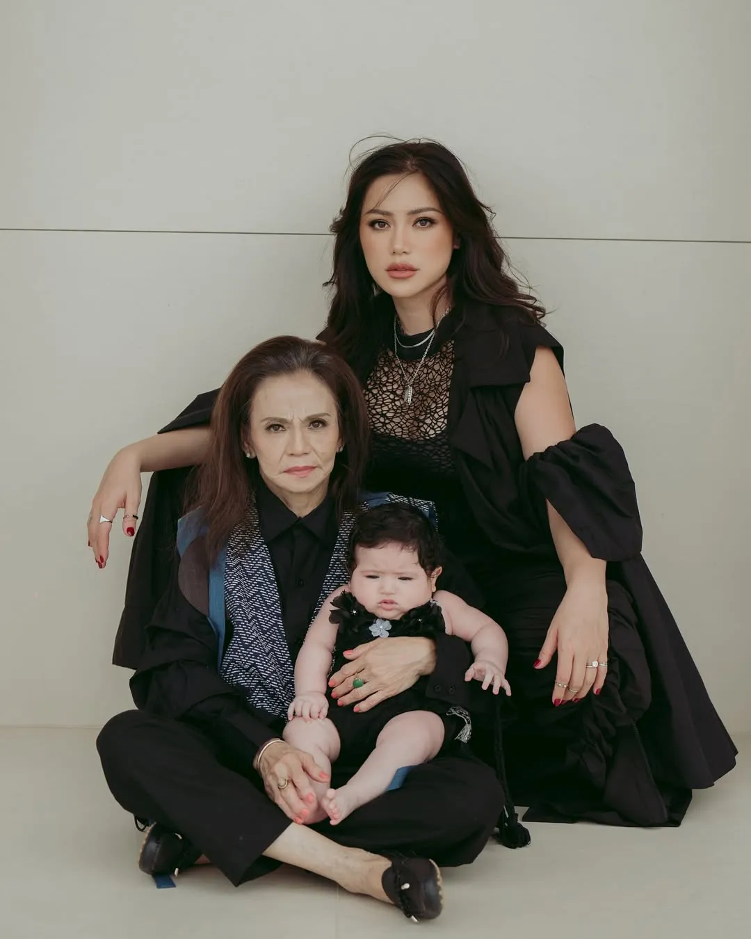 Potret Jessica Iskandar bersama ibu dan Baby Hagia (credit: Instagram.com/inijedar/momentsbygin_/)