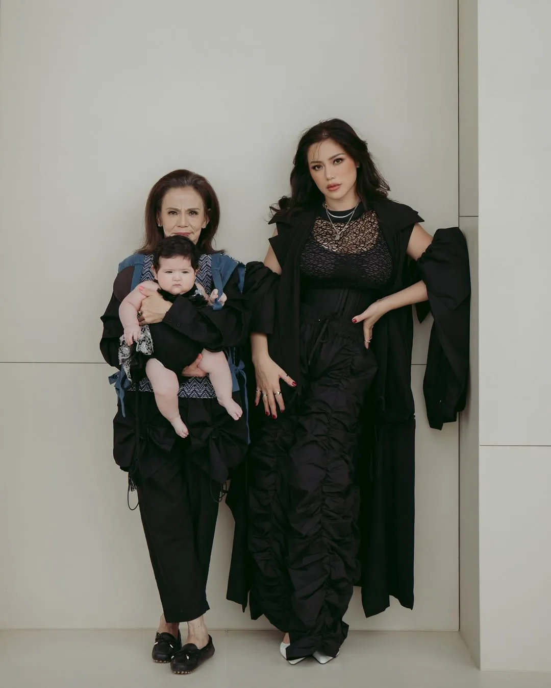 Potret Jessica Iskandar bersama ibu dan Baby Hagia (credit: Instagram.com/inijedar/momentsbygin_/)