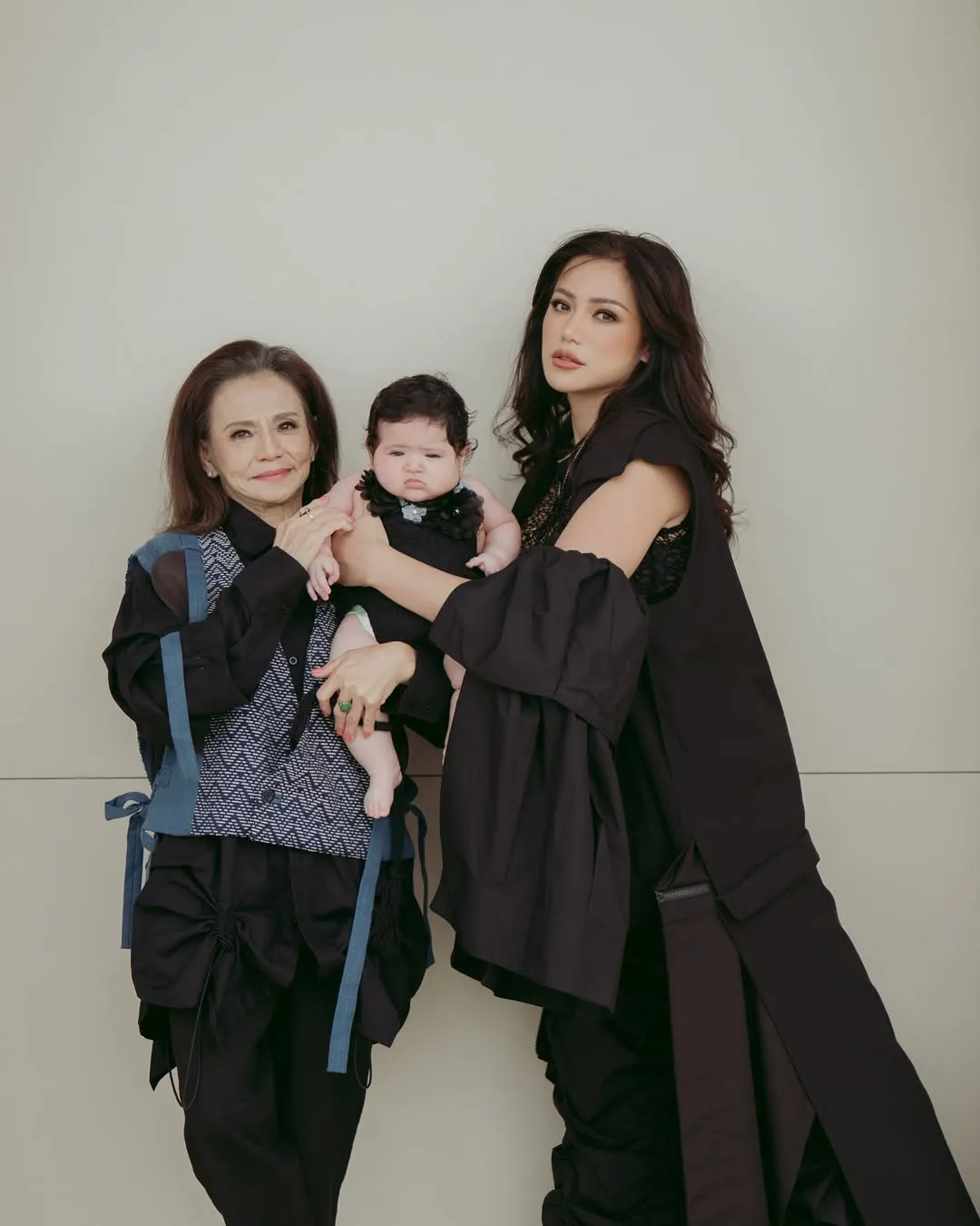 Potret Jessica Iskandar bersama ibu dan Baby Hagia (credit: Instagram.com/inijedar/momentsbygin_/)