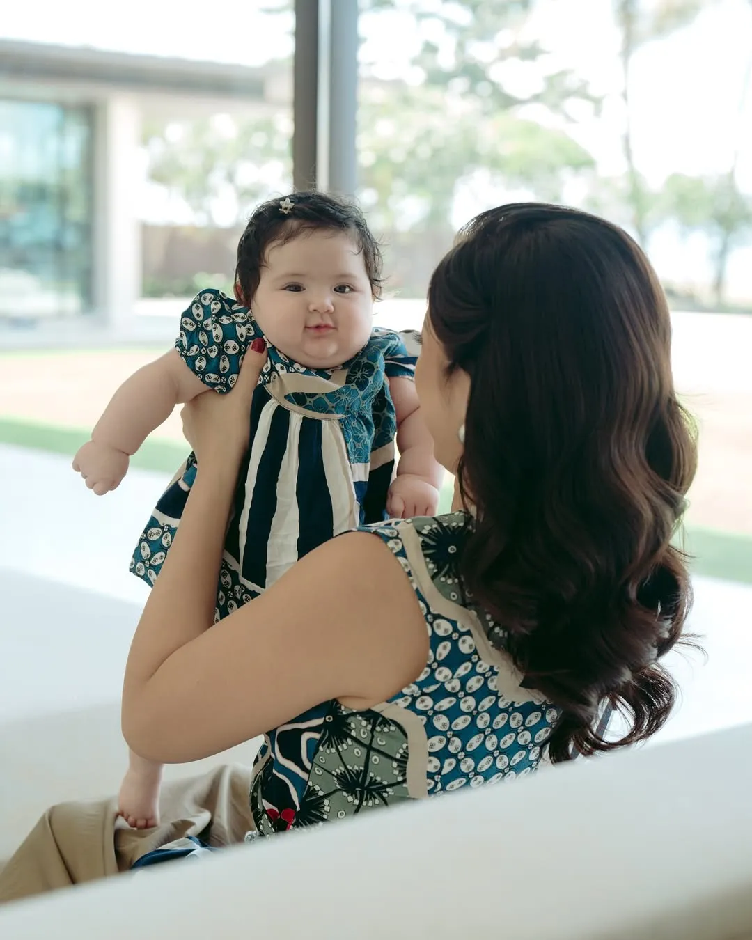 Potret Jessica Iskandar bersama ibu dan Baby Hagia (credit: Instagram.com/inijedar/momentsbygin_/)