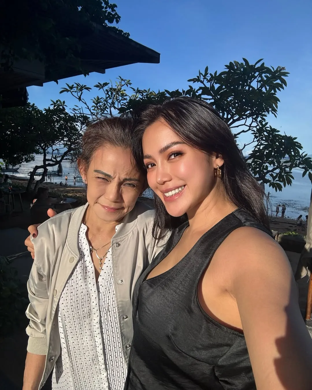 Potret Jessica Iskandar bersama ibu dan Baby Hagia (credit: Instagram.com/inijedar)
