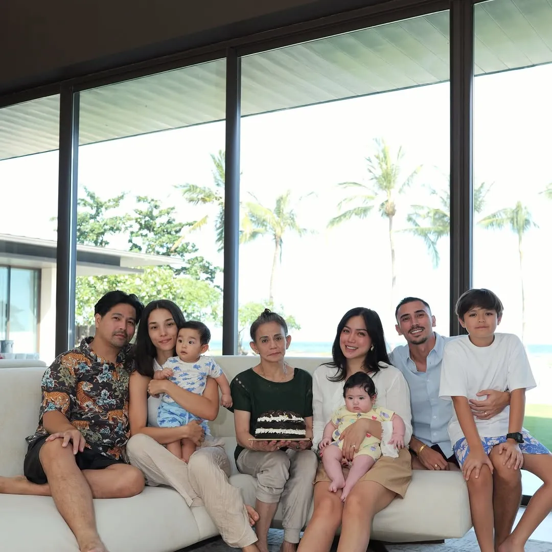 Potret Jessica Iskandar bersama ibu dan Baby Hagia (credit: Instagram.com/inijedar)