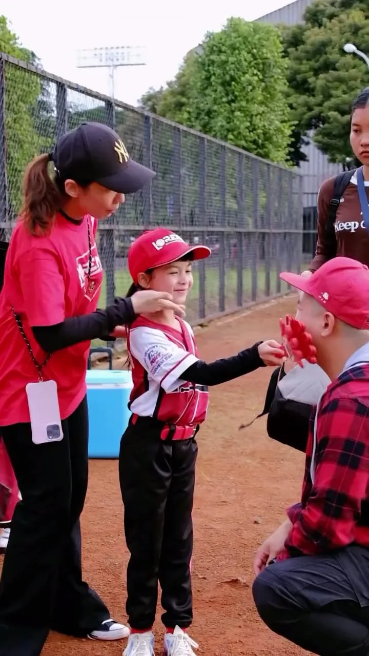 Potret Natusha anak Chelsea Olivia tanding baseball (credit: Instagram.com/glennalinskie/)