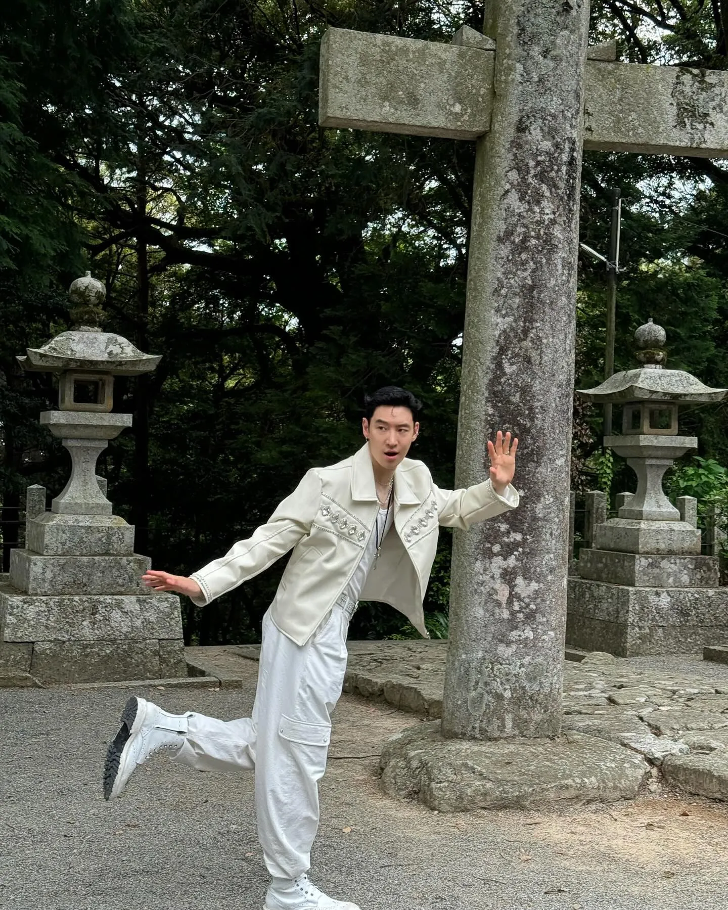 Gaya Formal Elegan (credit: Instagram.com/leejehoon_official/