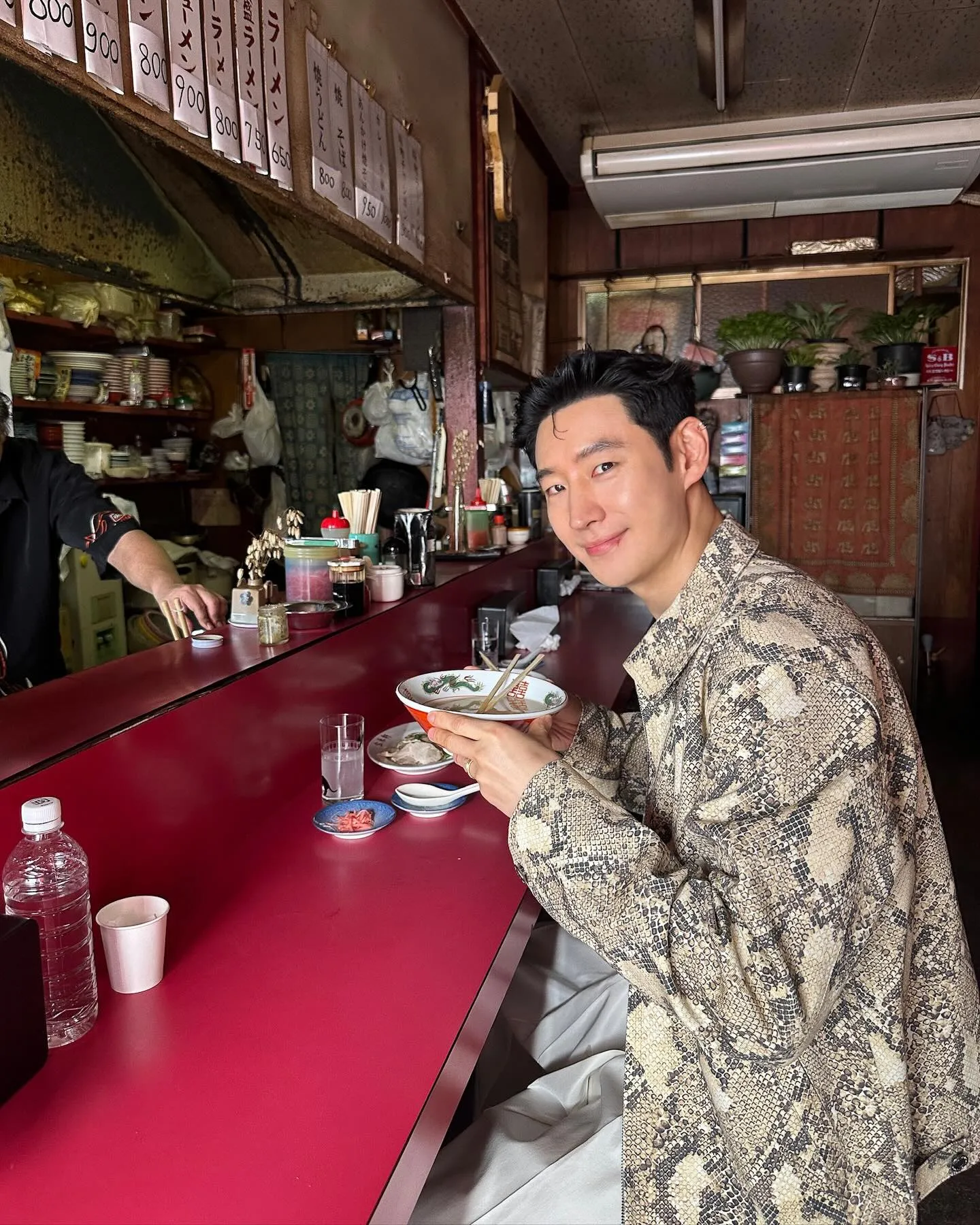 Pakai Jas Bermotif Ular (credit: Instagram.com/leejehoon_official/