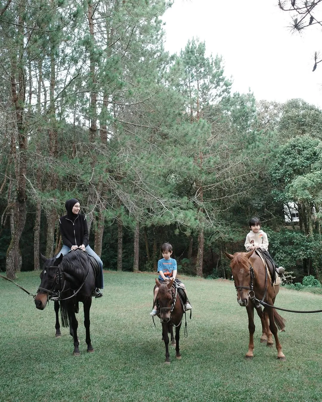 Syahnaz Sadiqah Naik Kuda Bersama Anak