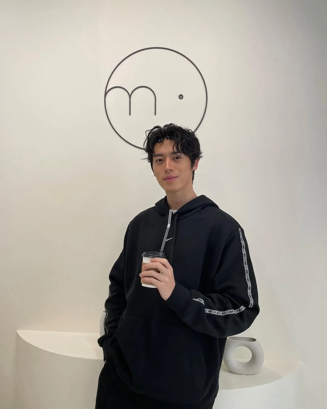 Gaya Santai dengan Hoodie Hitam