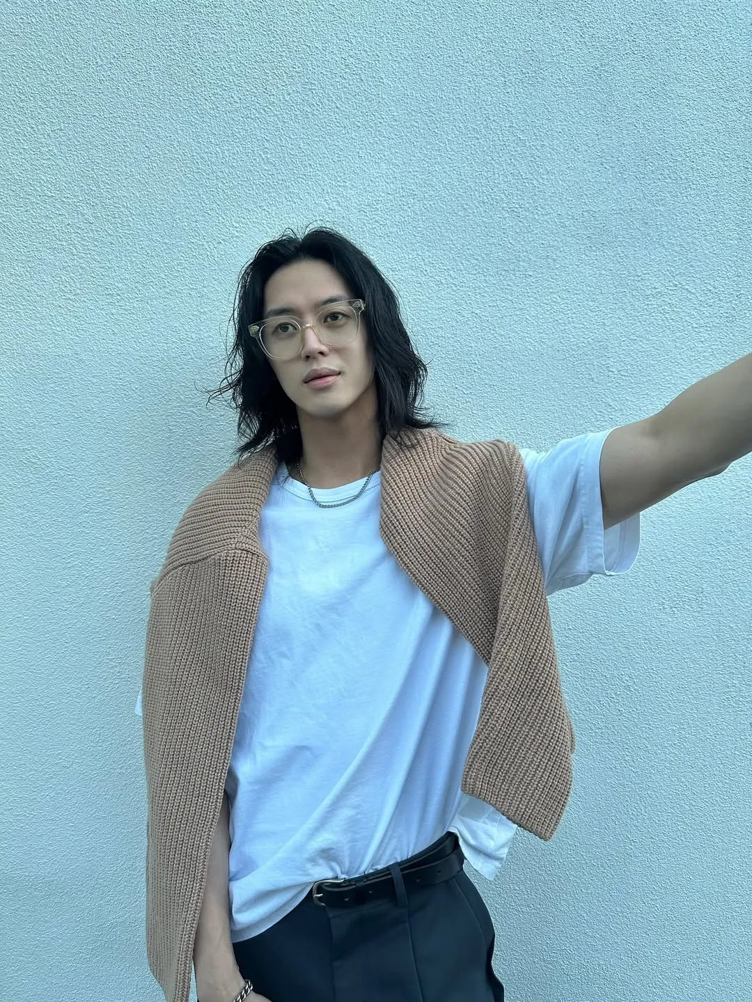 Smart Casual dengan Sweater di Bahu