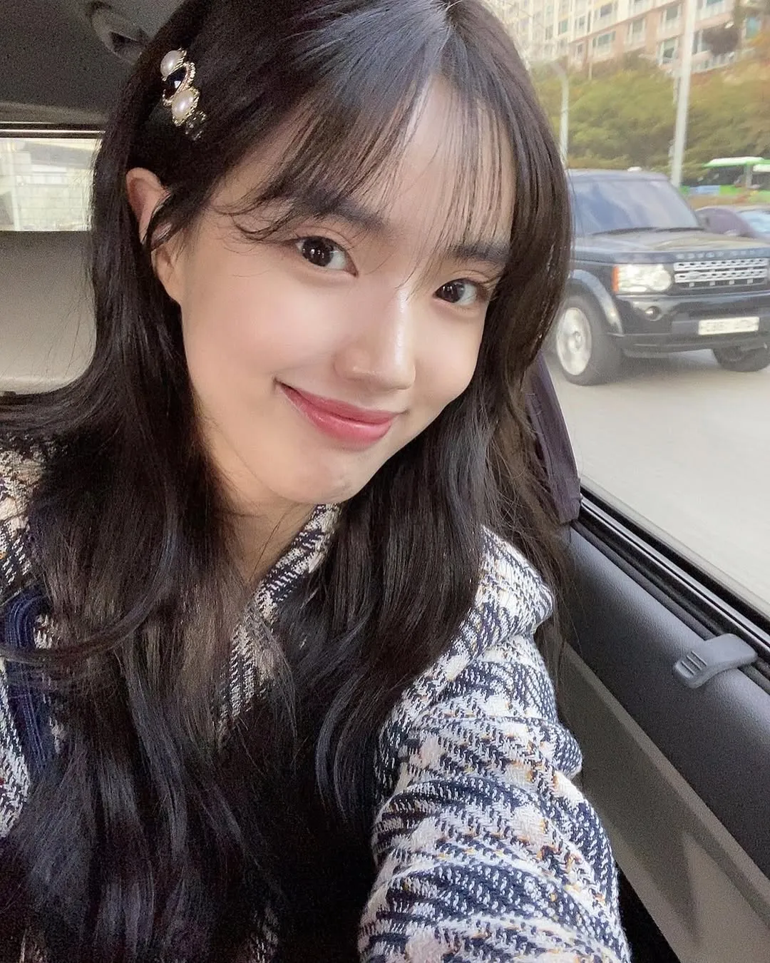 Selfie Natural dengan Senyum Manis