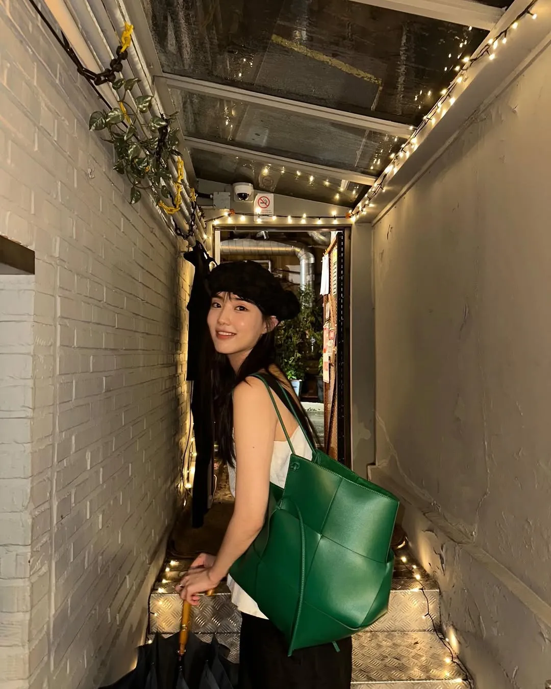 Chic & Stylish dengan Tas Hijau Oversize
