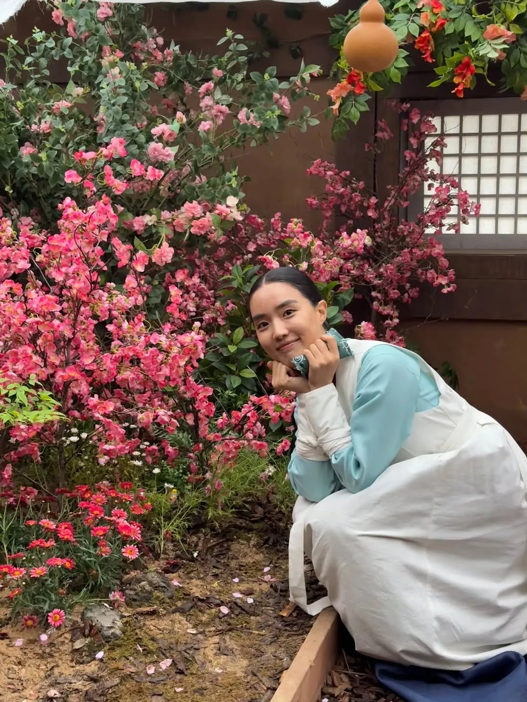 Anggun dalam Balutan Hanbok Modern