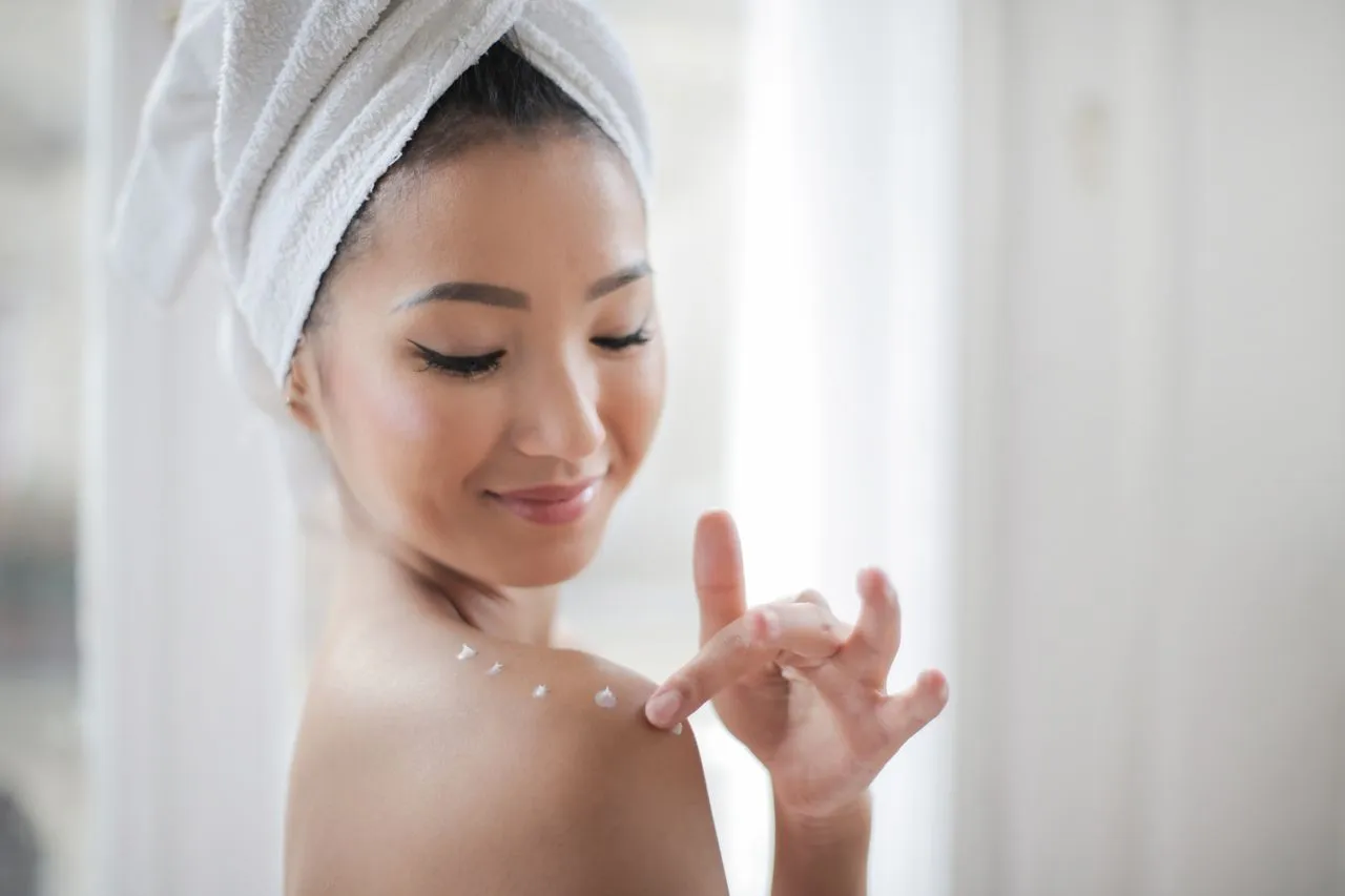 Tips Memakai Body Lotion Agar Aroma Parfum Tahan Lama (Foto: Pexels/Olly))