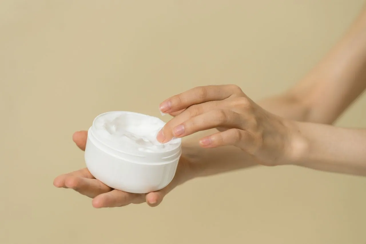 Tips Memakai Body Lotion Agar Aroma Parfum Tahan Lama (Foto: Pexels/Shvets Studio))