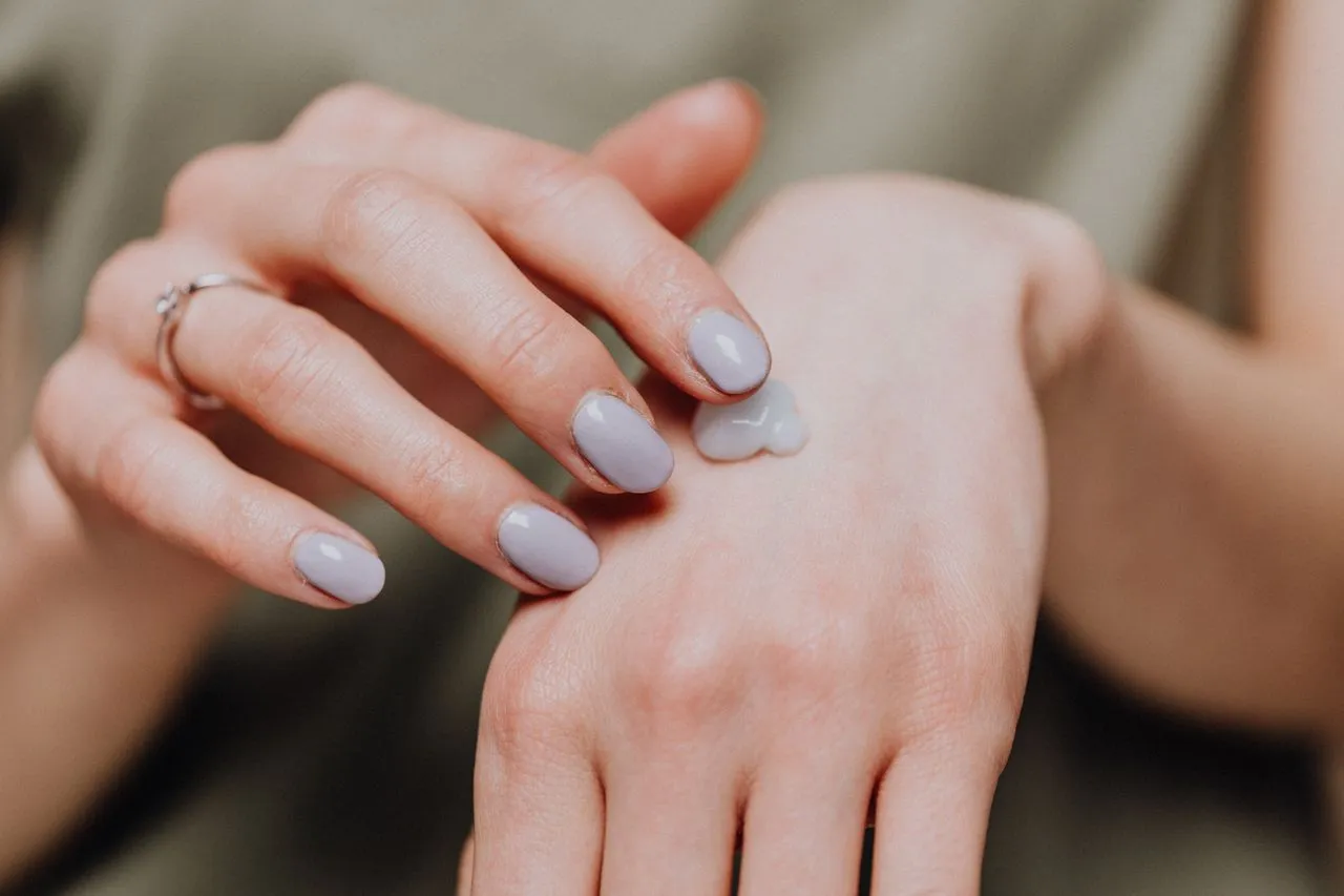 Tips Memakai Body Lotion Agar Aroma Parfum Tahan Lama (Foto: Pexels/Karola G)