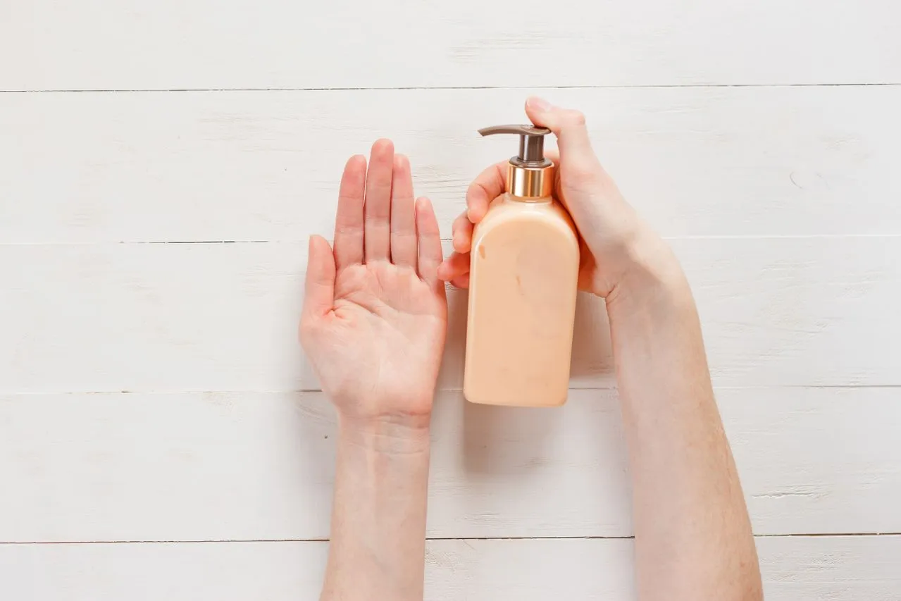 Tips Memakai Body Lotion Agar Aroma Parfum Tahan Lama (Foto: Pexels/Flat Deep)