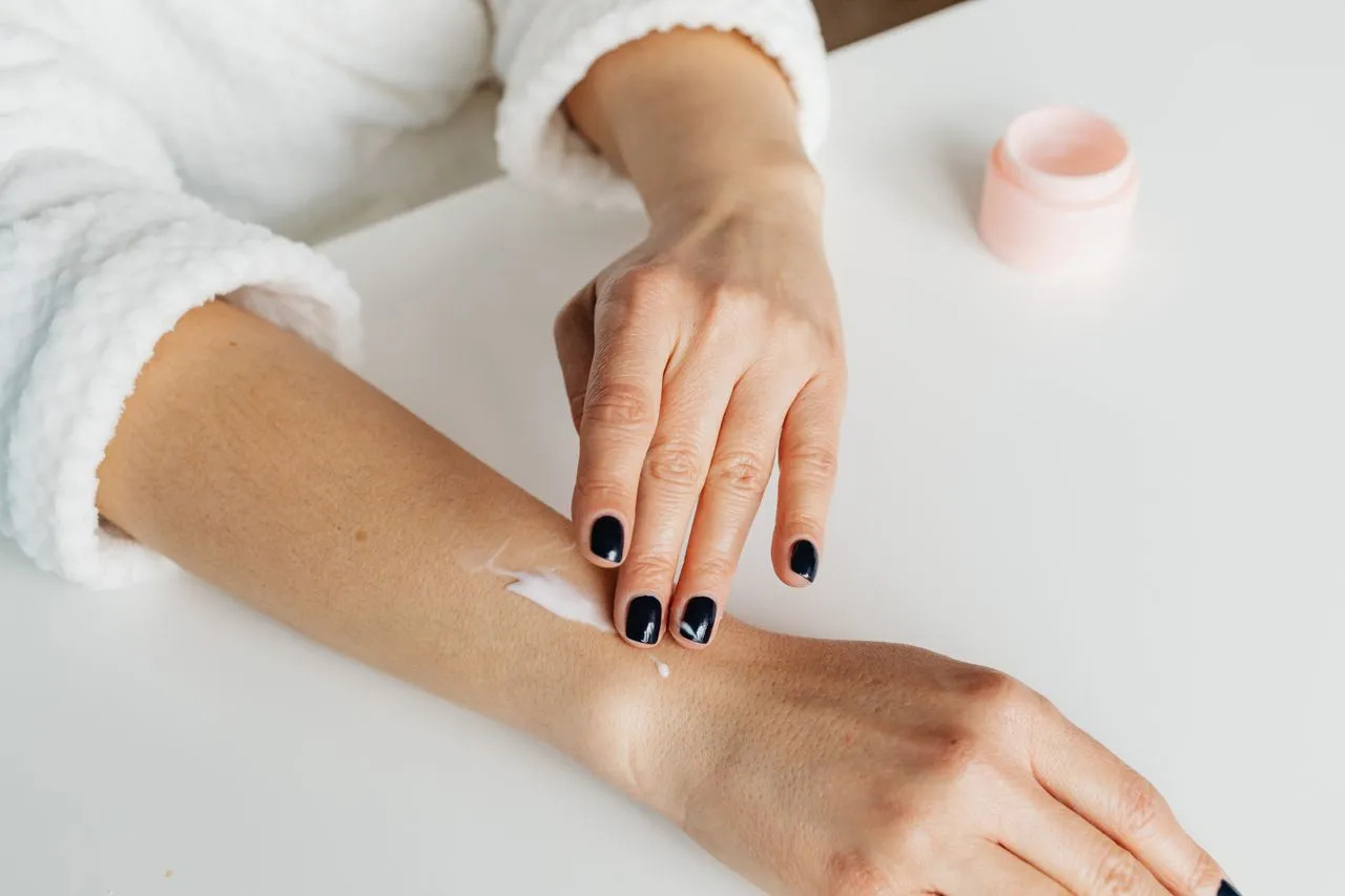 Tips Memakai Body Lotion Agar Aroma Parfum Tahan Lama (Foto: Pexels/Karola G)