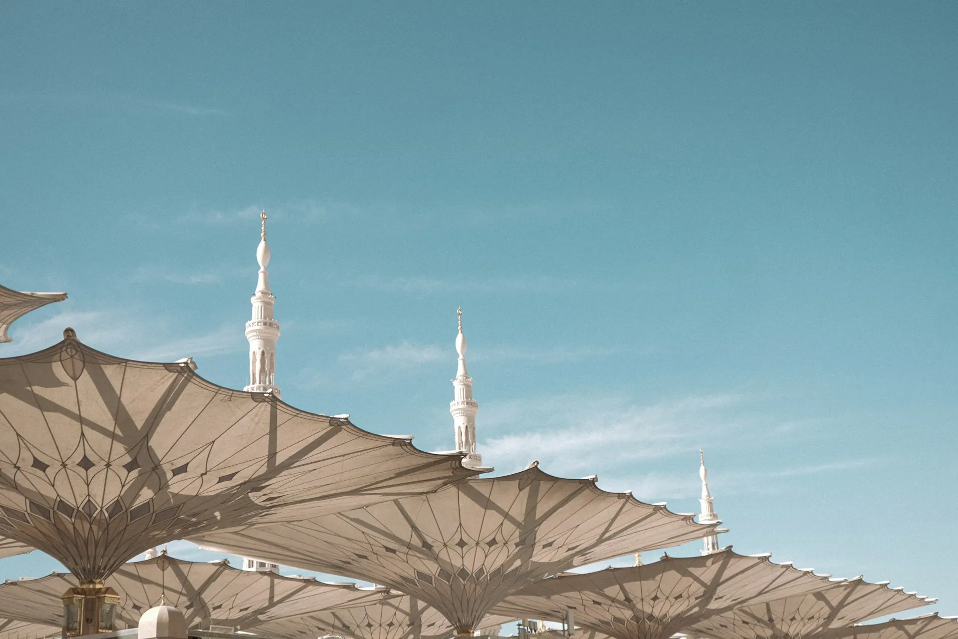 Pemandangan masjid Nabawi (credit: unsplash)