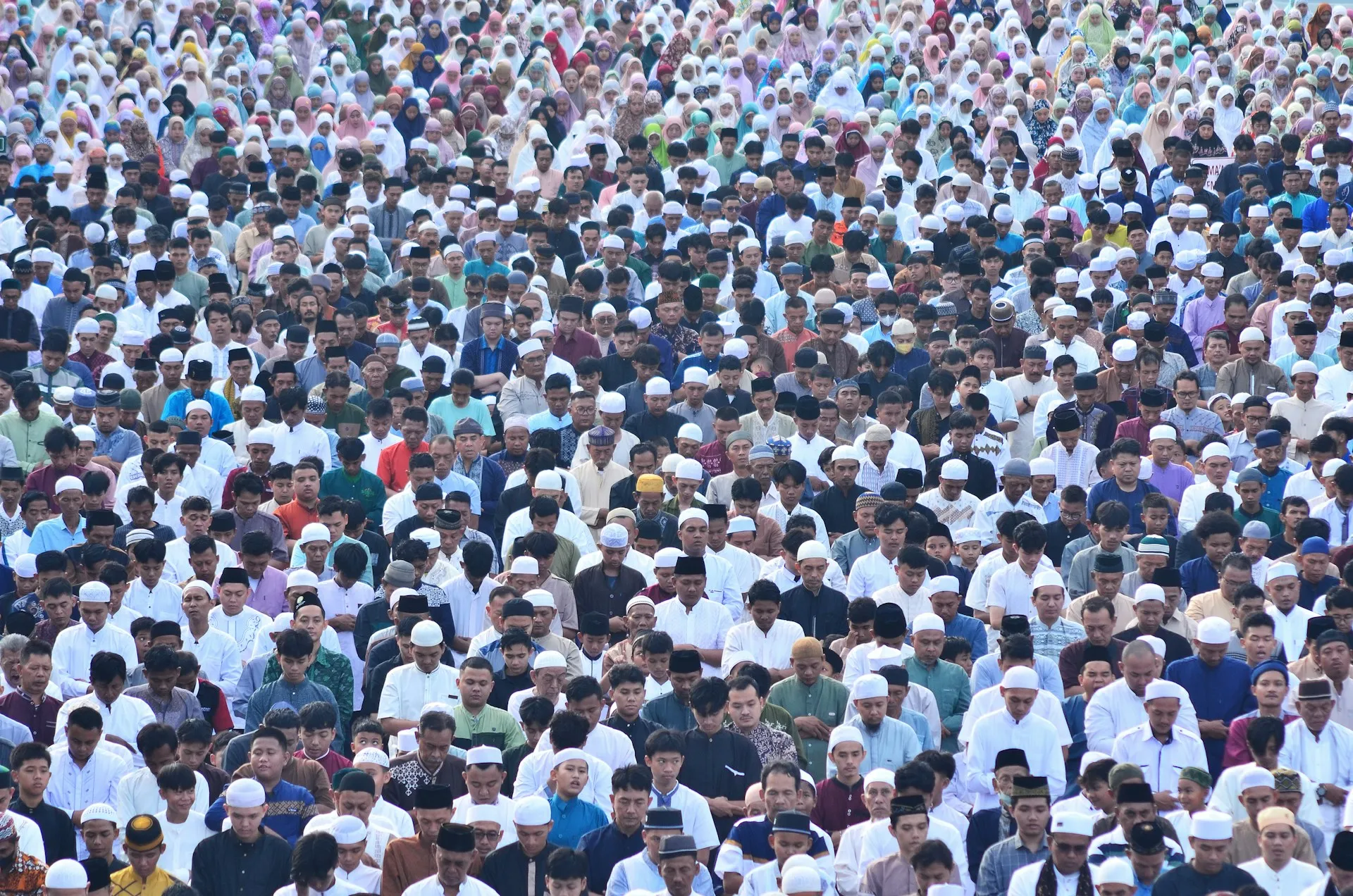 Para jamaah berkumpul saat salat idul fitri (credit: unsplash)