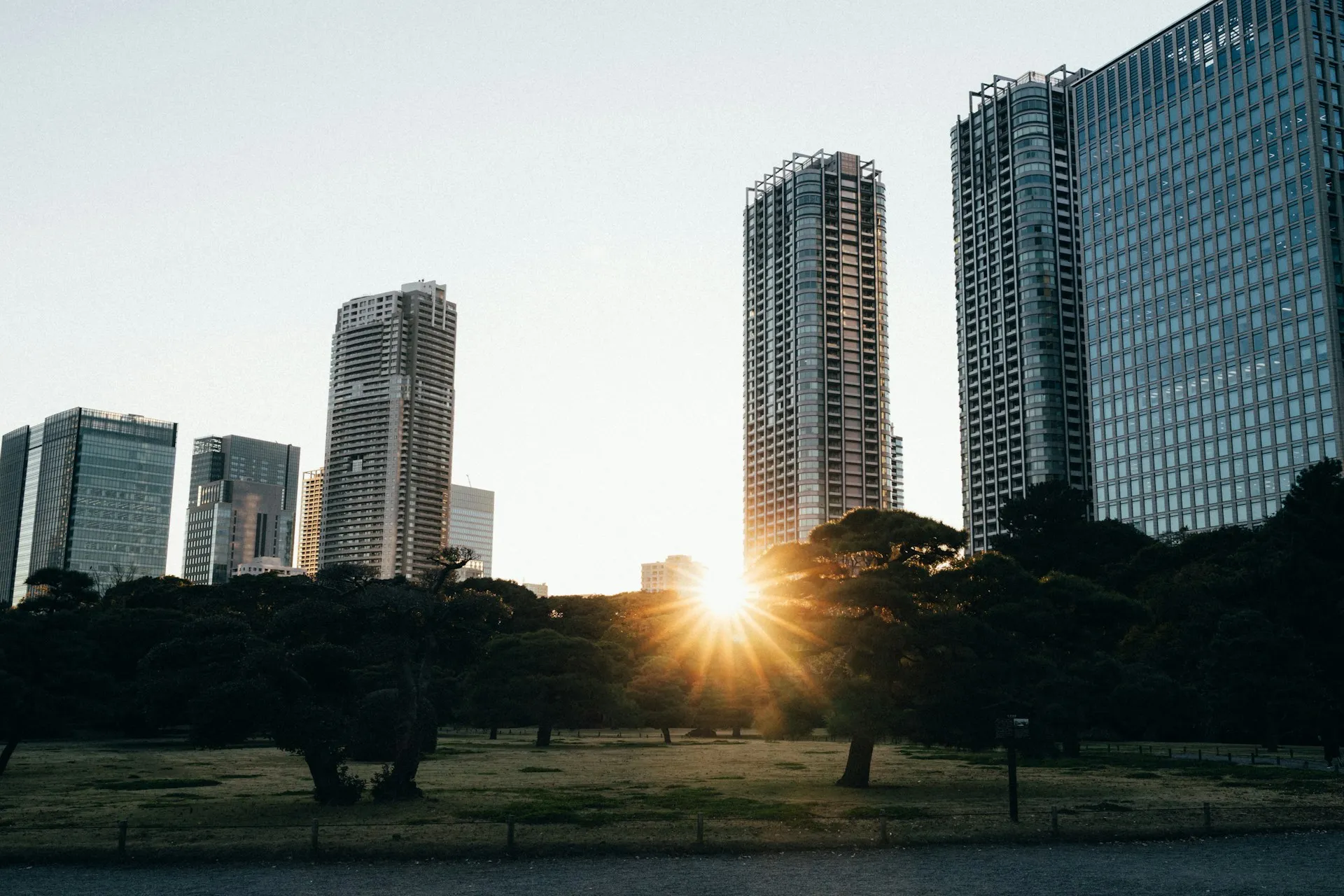 Pemandangan perkotaan dengan sunset (credit: unsplash)