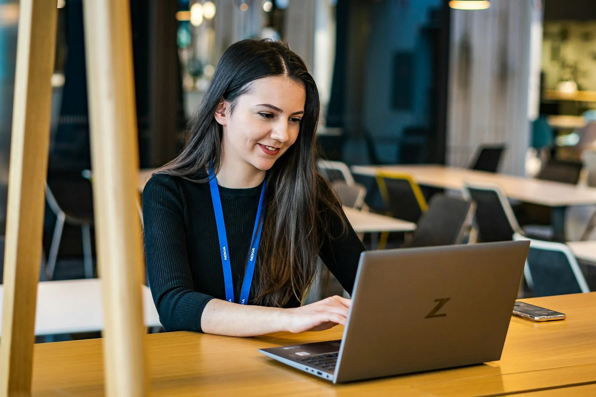 Seorang perempuan sedang menggunakan laptop (credit: unsplash)