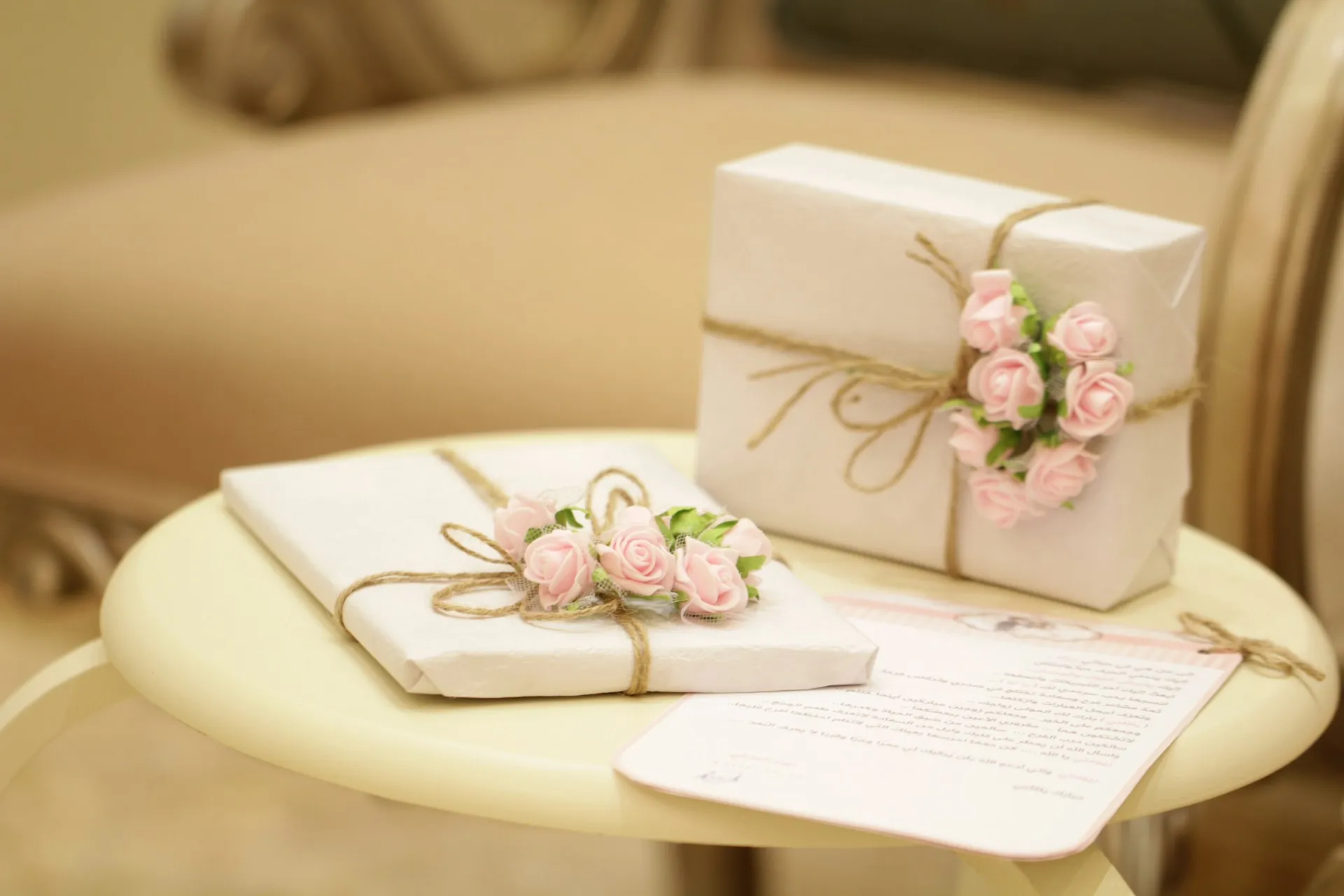 Parcel lebaran berwarna putih (credit: Unsplash)