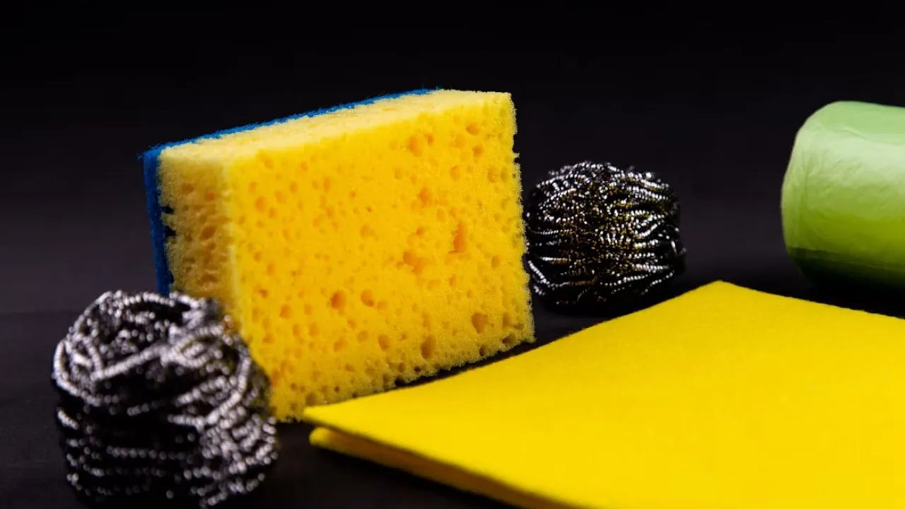 Spons Cuci Piring/Photo by Volodymyr Hryshchenko on Unsplash