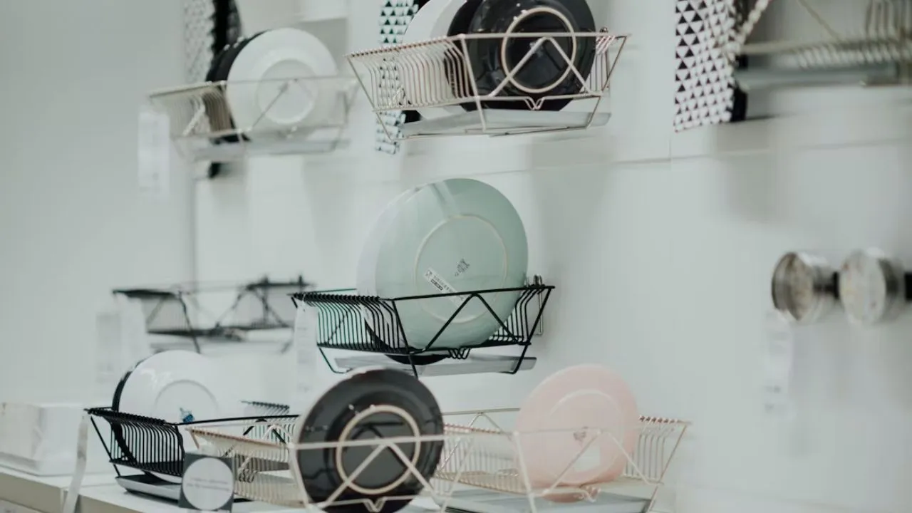 Ilustrasi Rak Pengering Piring/Photo by CHUTTERSNAP on Unsplash