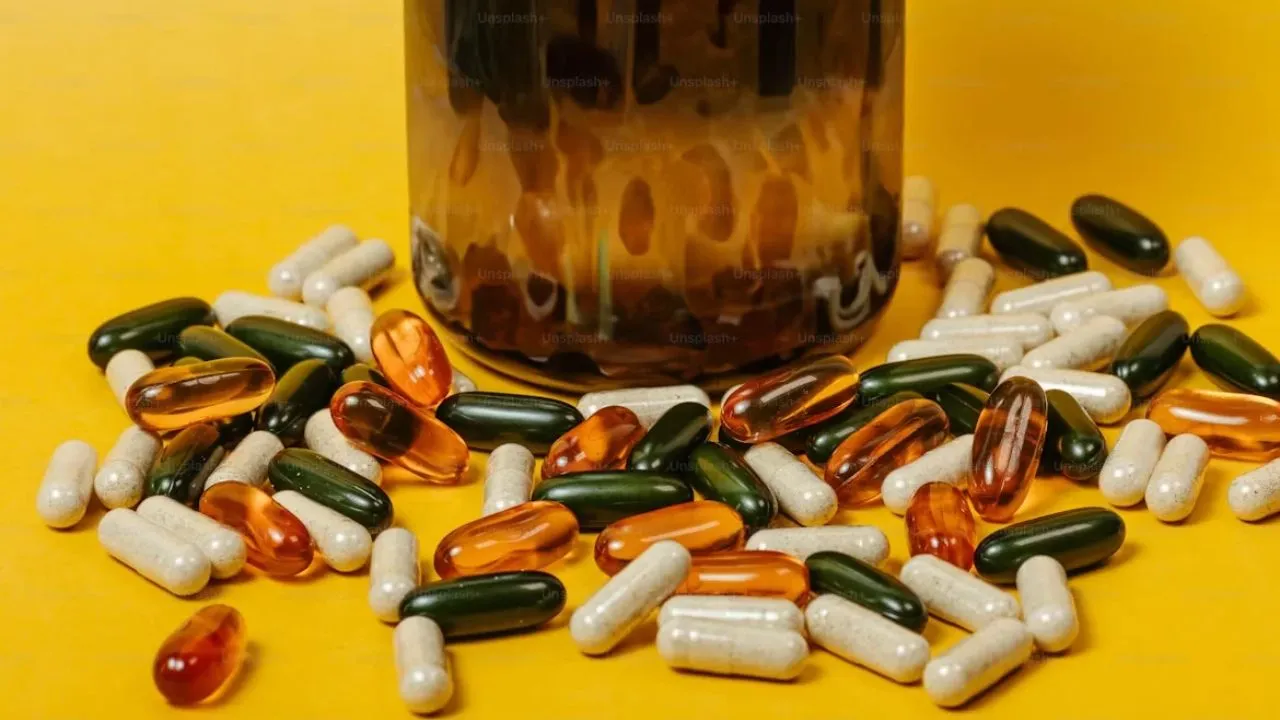 Ilustrasi Obat dan Suplemen/Photo by Kristyna Squared.one on Unsplash
