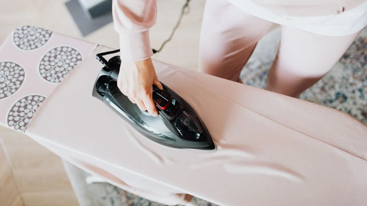 Sesuaikan Suhu Setrika dengan Jenis Kain. (Gambar: kaboompics/Pexels)