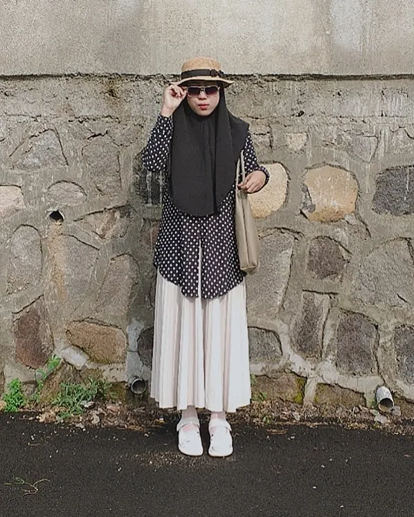 Rok Plisket dengan Kemeja Polkadot (credit: instagram/noviatsamro)