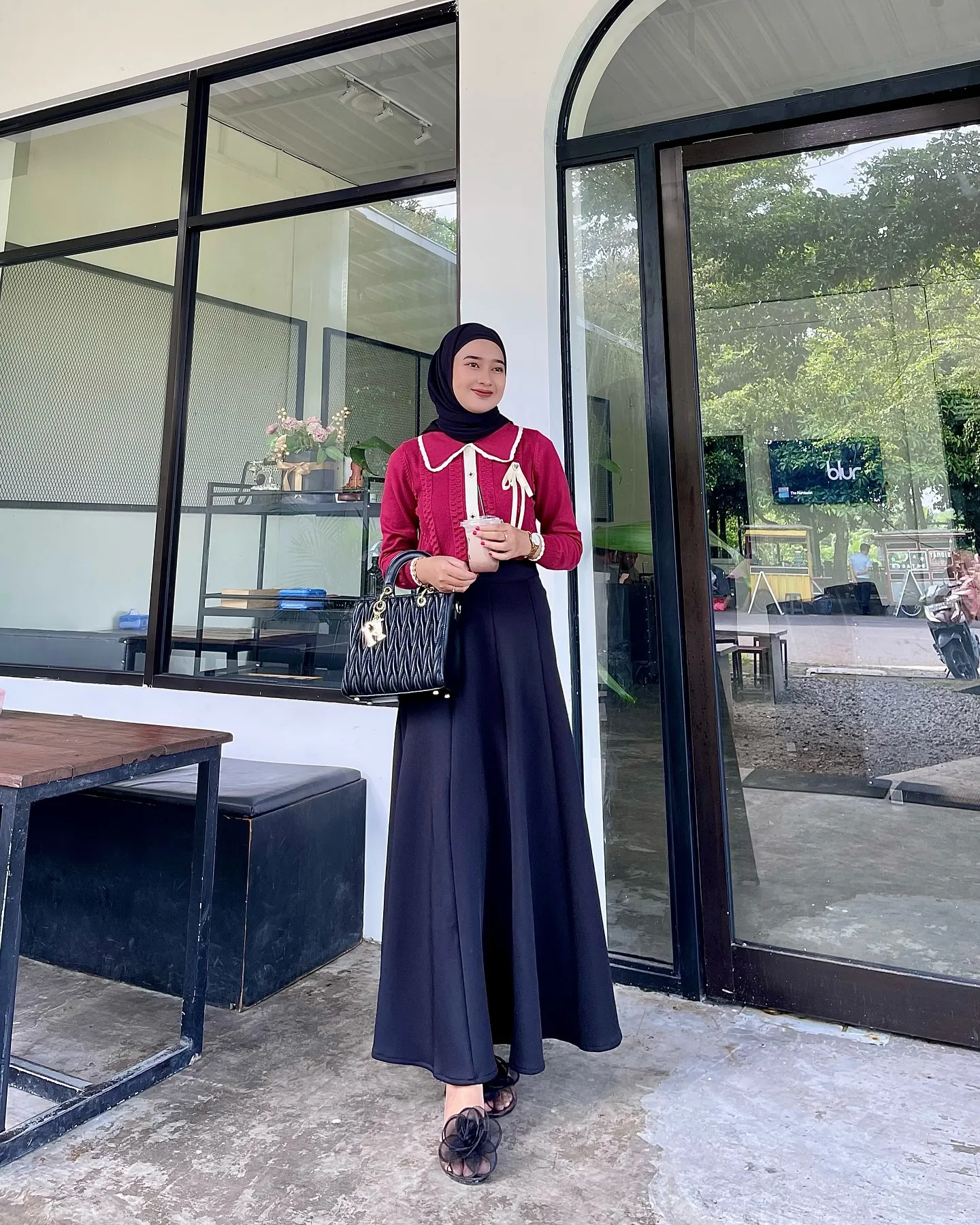 Rok A-Line dengan Kemeja Ribbon (credit: instagram/nuritaefendi)