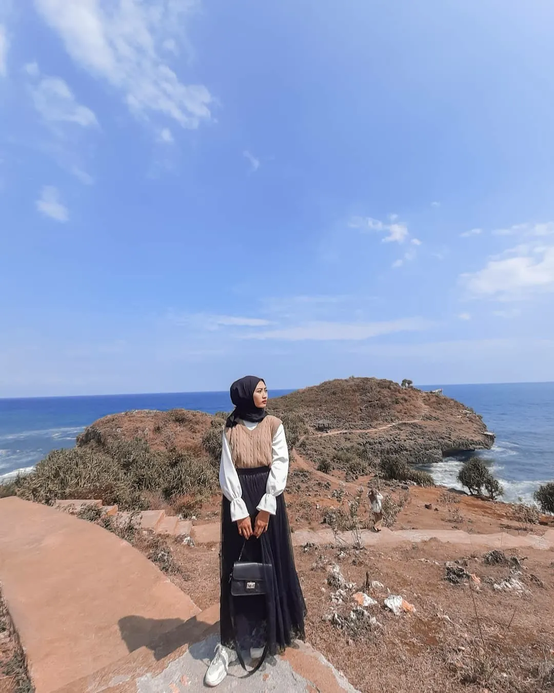 Rok Tulle Layer dengan Kemeja Puffy (credit: instagram/ardinalisca16)